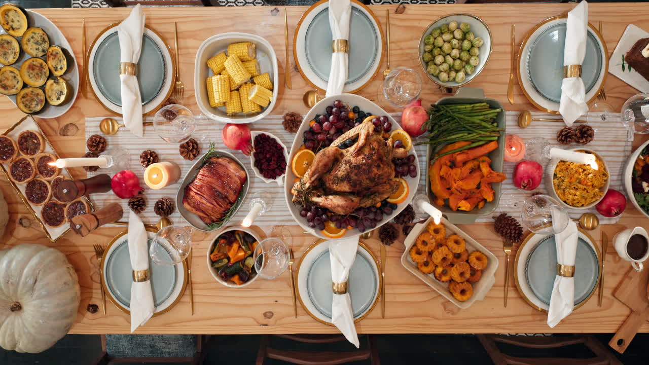 Thanksgiving Dinner Table Setting