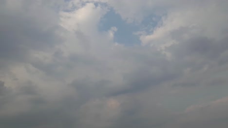 오후 중반에 여름 하늘 비 구름 시간 경과