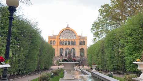 Hermosa-Casa-Con-Ventana-Grande-En-Un-Parque,-Cinturón-Verde,-Colonia,-Alemania