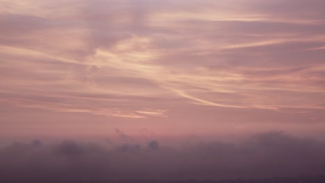 Nubes-Rojas-Durante-La-Puesta-De-Sol-Sobre-Lima,-Perú