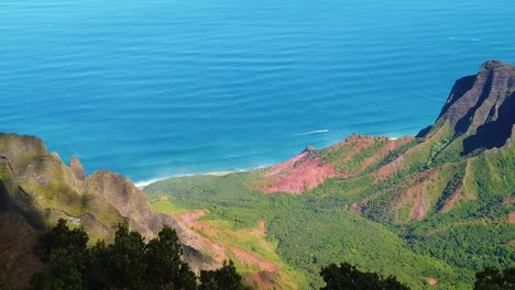 hd hawaii kauai cámara lenta estática de una hermosa vista elevada del océano desde el mirador de pu'u o kila con la estela de un barco en la distancia justo frente a la costa
