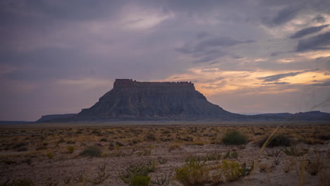 Zeitraffer-Des-Sonnenuntergangs-über-Factory-Butte-Und-Der-Wüste-Von-Utah,-USA