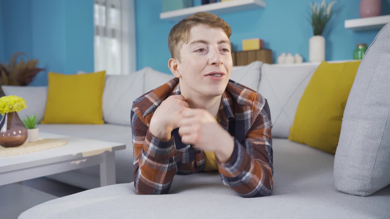 즐겁고 흥분한 젊은이.