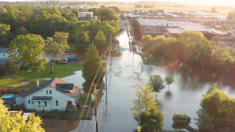 la corriente del río inundado cubre calles y carreteras en un pequeño pueblo de américa, ee.uu.