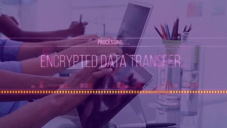animazione dell'elaborazione dei dati sugli uomini d'affari in ufficio
