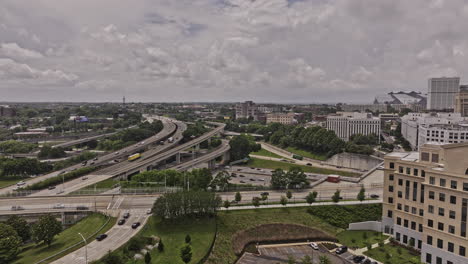 Atlanta,-Georgia,-Luftaufnahme-Des-V912,-Filmischer-Niedriger-Überflug-über-Das-Capital-Gateway,-Der-Den-Komplexen-Verkehr-Auf-Den-Interstate-Autobahnen-Sowie-Die-Stadtlandschaft-Im-Süden-Und-In-Der-Innenstadt-Bei-Tag-Einfängt-–-Aufgenommen-Mit-Mavic-3-Pro-Cine-–-Mai-2023