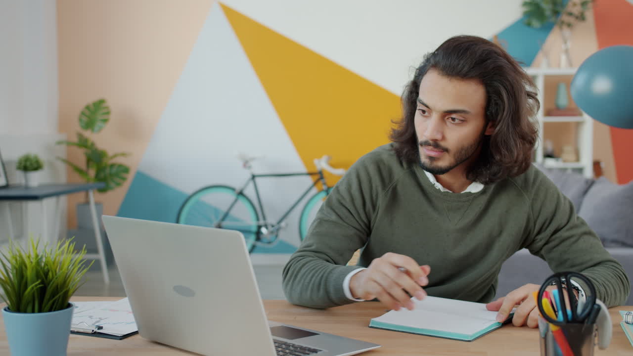 hombre trabajando en una computadora portátil en una oficina moderna