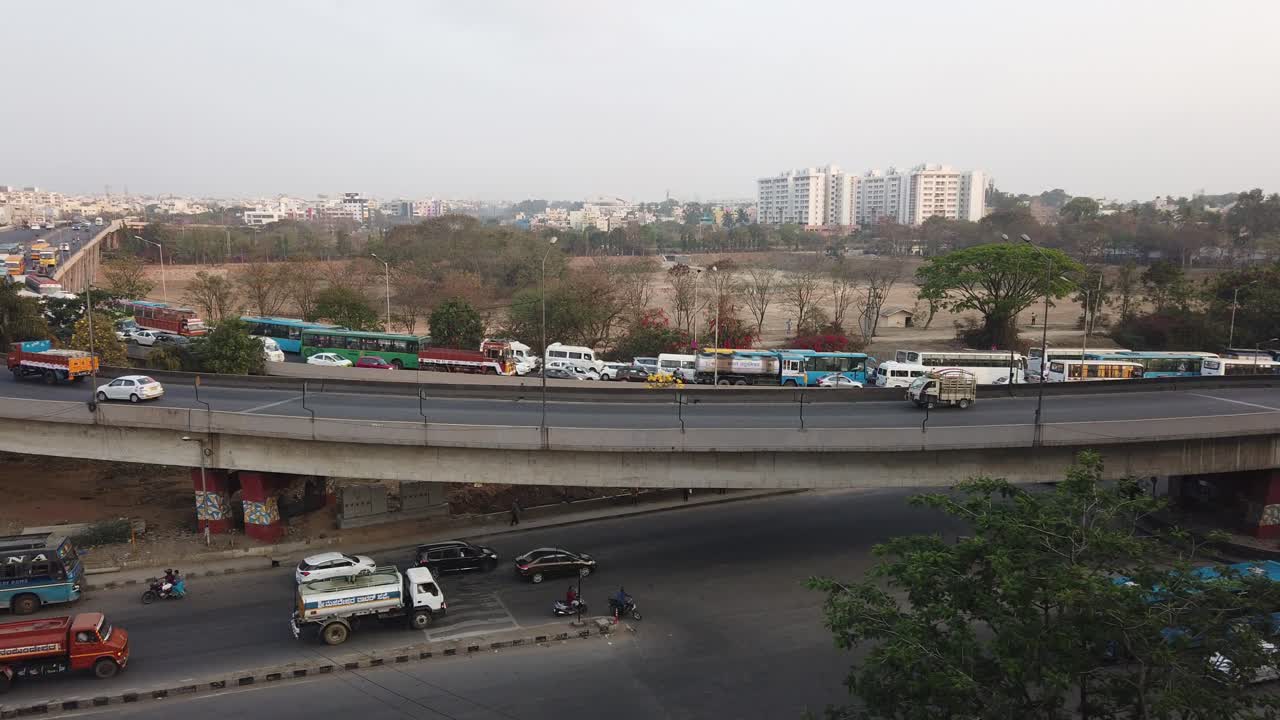 낮 시간 동안 인도 벵갈루루 kr puram의 광각 패닝 동작 교통 경과