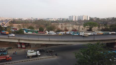 Weitwinkel-Schwenkbewegungsablauf-Des-Verkehrs-In-Kr-Puram,-Bengaluru,-Indien-Während-Der-Tageszeit