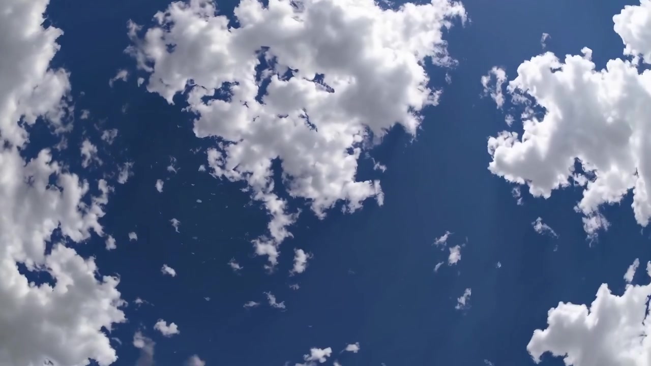 Timelapse di nuvole bianche che si muovono in un cielo azzurro brillante