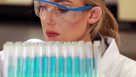 científico haciendo un experimento químico