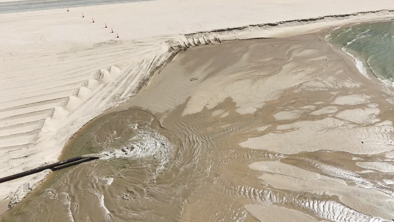 해변을 돌아다니며 건설 현장