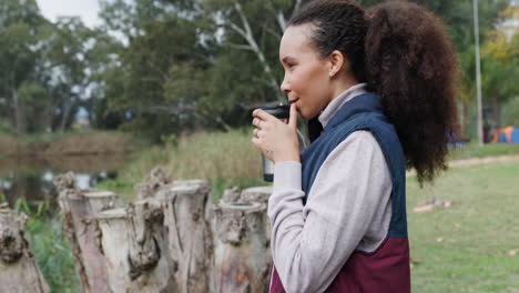 acampar en la naturaleza, taza de café