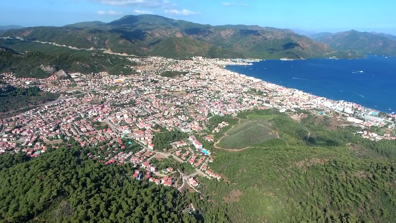 Vista Aérea da Cidade Costeira de Marmaris e Montanhas.