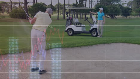 animación de múltiples gráficos, cambiando los números sobre el jugador de golf caucásico senior golpeando la pelota