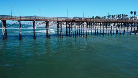 dron junto al mar, muelle, pasar volando