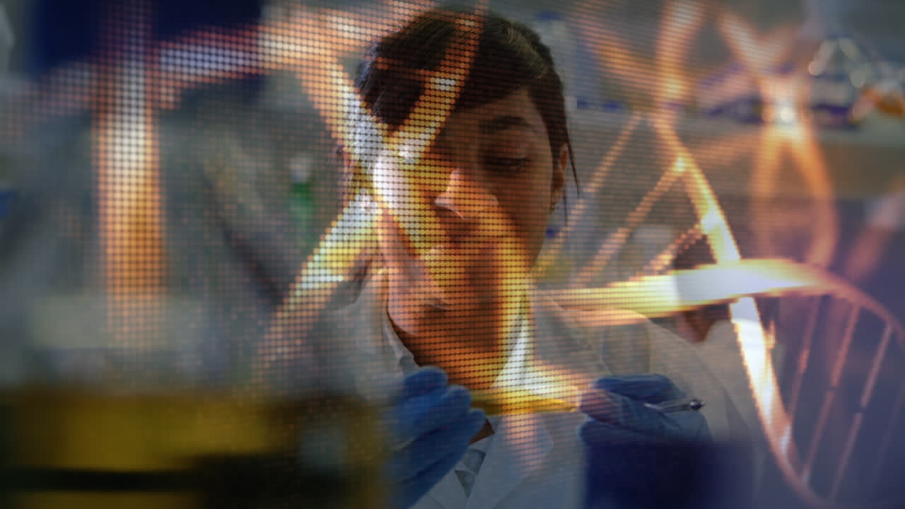 animación de una cadena de adn sobre una científica biracial en el laboratorio