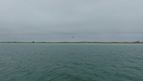 Luftaufnahme-Eines-Einzelnen-Kitesurfers,-Der-Auf-Der-Insel-Tiree,-Schottland,-Auf-Die-Drohne-Zufährt