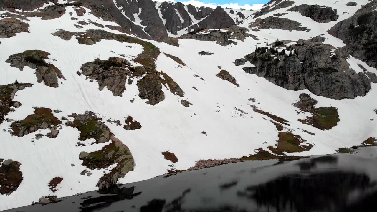 주변의 아름다운 풍경을 비추는 잔잔한 호수