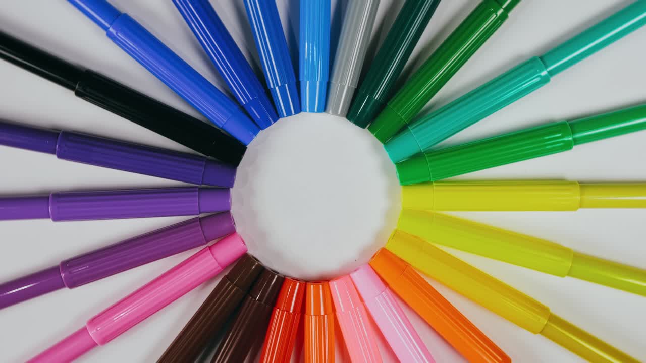 턴 테이블에 펜을 느다. 마커 스핀 회전. 회전, 패턴을 만들고, 디자인 모양 원을 만니다. 상단 뷰, 평평한 레이.