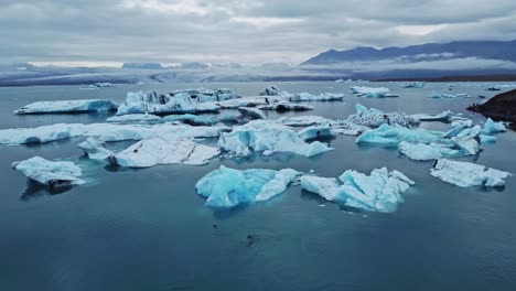 Drohnenaufnahme-Mit-Weiter-Umlaufbahn-Eines-Eisbergs-In-Jökulsárlón,-Der-Gletscherlagune-In-Island