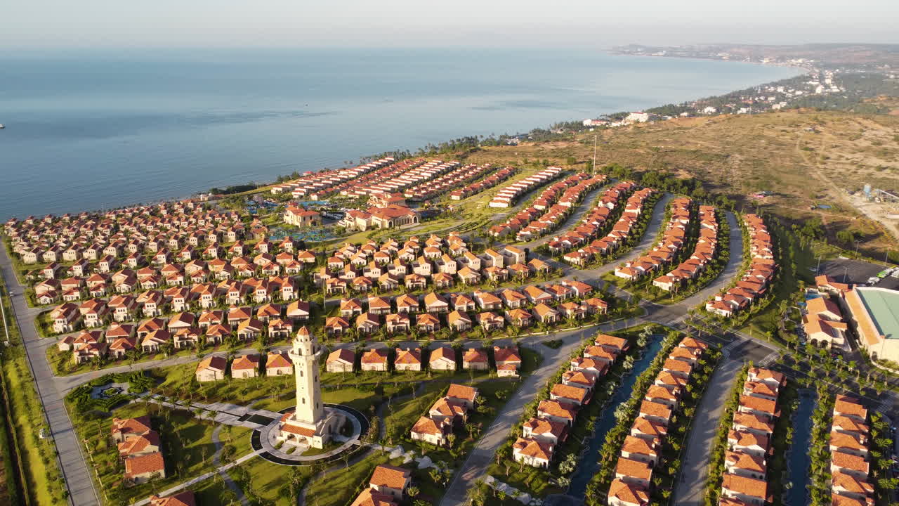 Binh Thuan, Vietnam'daki Mui Ne plajının yanındaki ünlü lüks Centara Mirage tatil köyünün drone çekimi