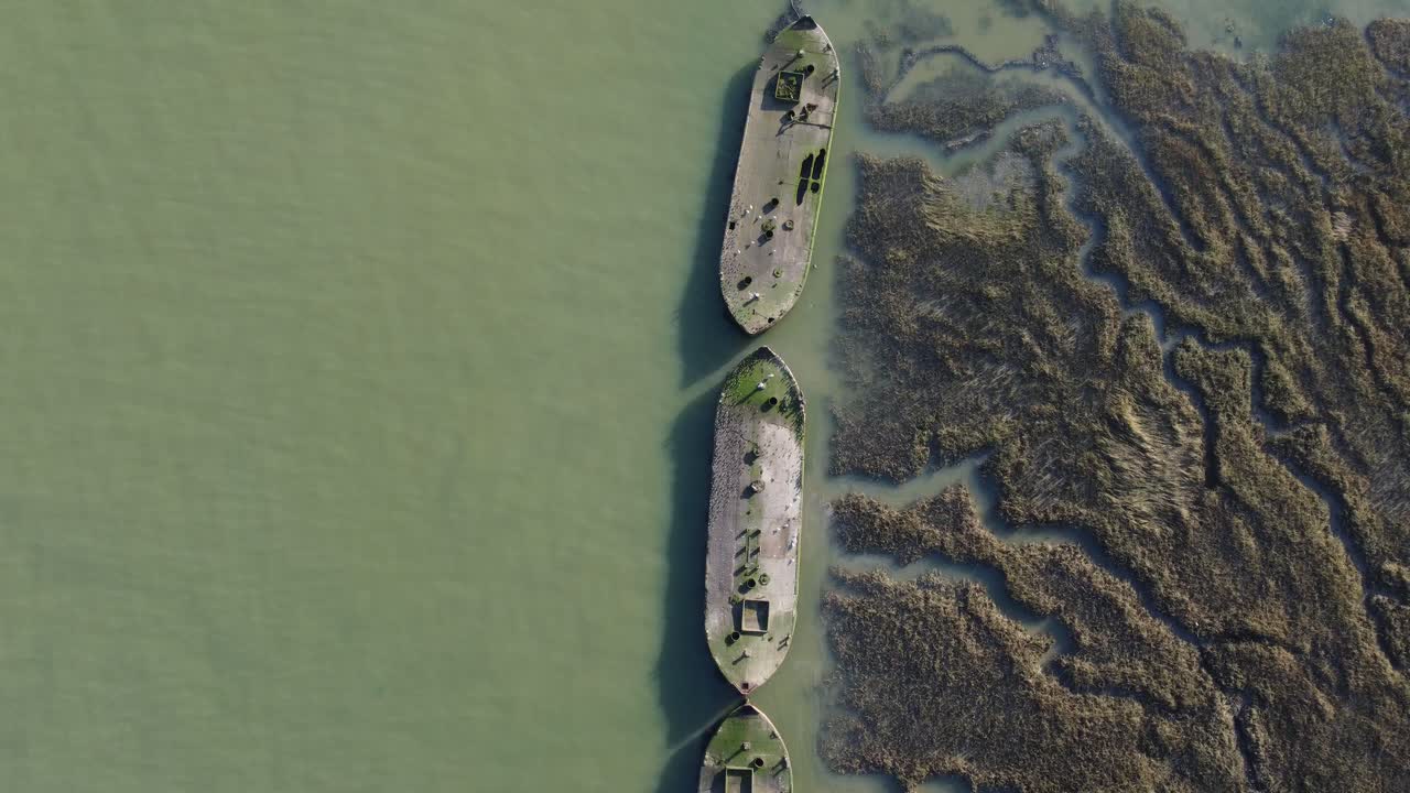 화창한 겨울 오후 메드웨이 강에 있는 바지선의 하향식 전망