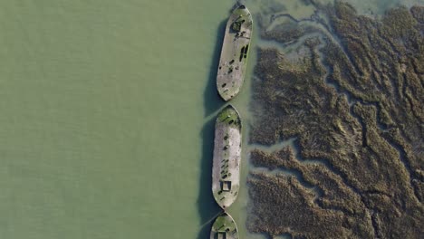 una vista de arriba hacia abajo de las barcazas en el río medway en una soleada tarde de invierno