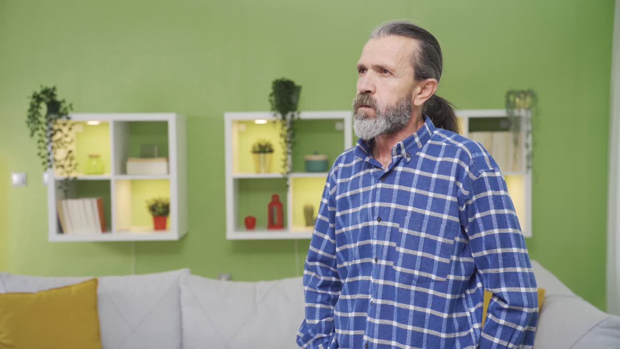 hombre pensativo y confundido pensando en las respuestas a las preguntas en su cabeza.