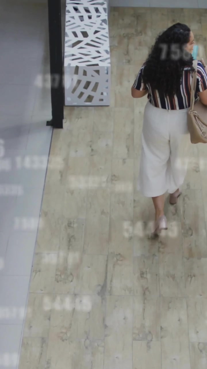 Animación de procesamiento de datos sobre diversos profesionales de negocios caminando y discutiendo el trabajo