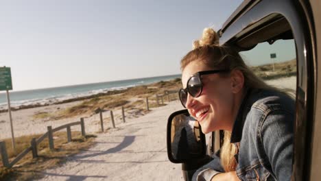 mujer disfrutando de su tiempo libre durante un viaje por carretera