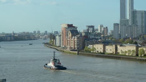 Boat-travelling-on-River-Thames-in-London