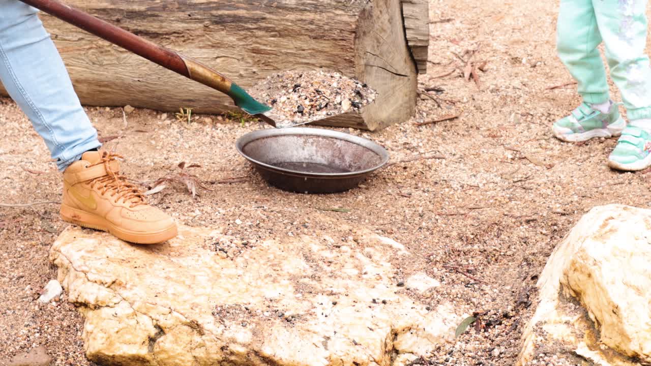하천 에서 금 을 찾고 있는 사람 들