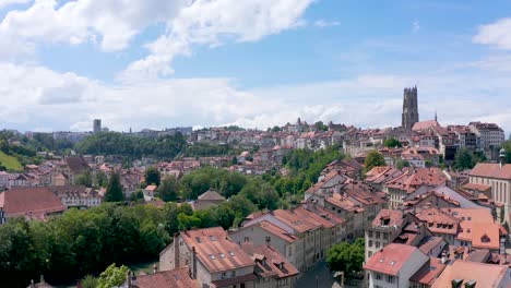 Hermoso-Día-Soleado-En-Friburgo-Culturalmente-Rico,-Ciudad-Idílica-En-Suiza,-Antena-Ascendente