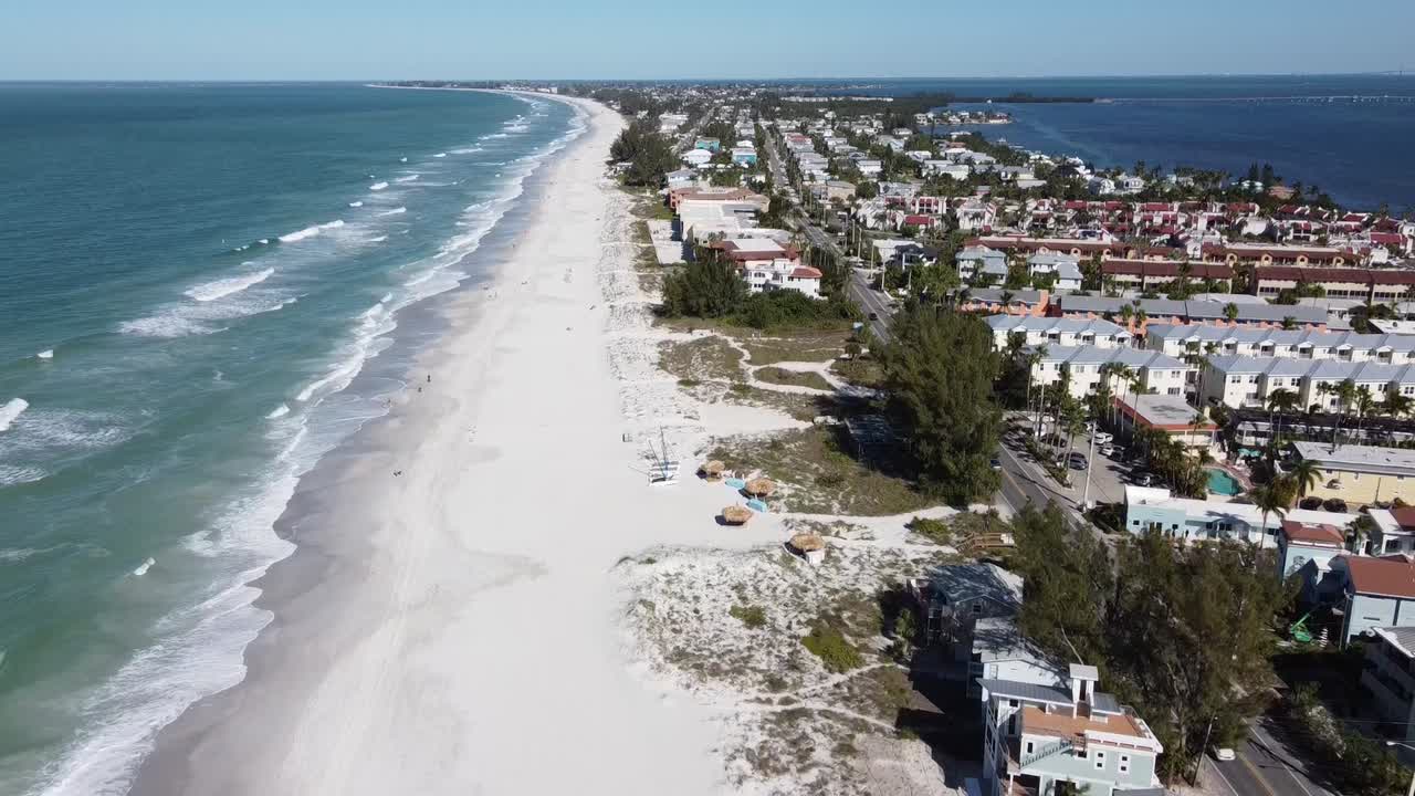 drone descendiendo y aterrizando en una playa de florida