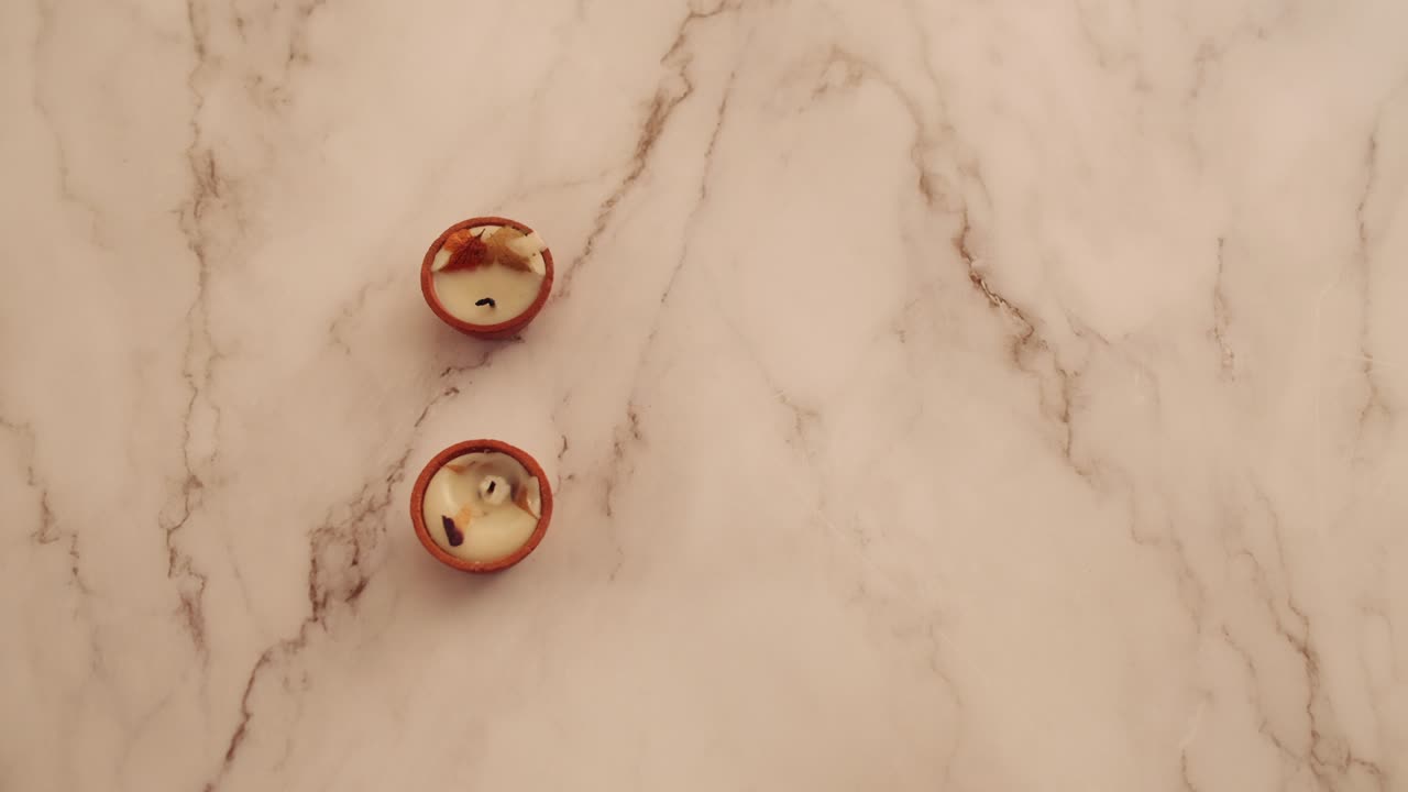 dias de diwali encendidos en 2020 durante el día junto con máscaras quirúrgicas