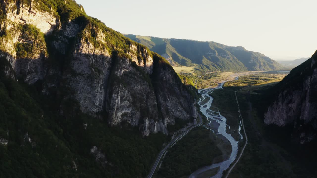 vista aérea de un valle de montaña con un río
