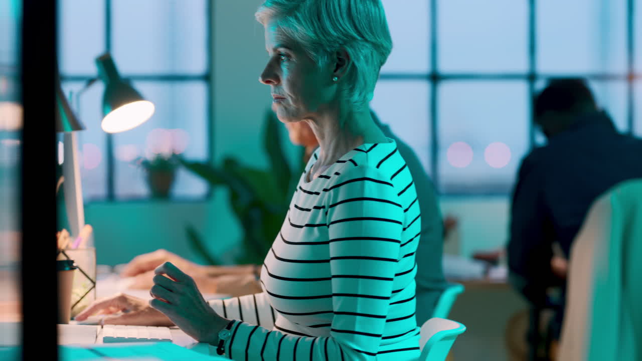 teclado, oficina y retroalimentación de escritura de mujeres mayores