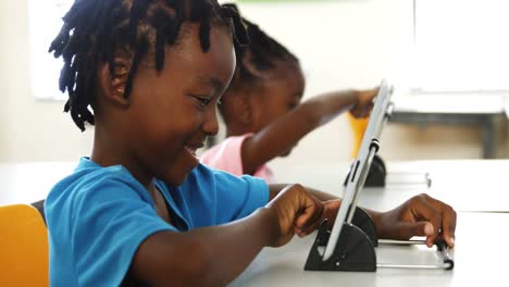 Junge-Benutzt-Digitales-Tablet-Im-Klassenzimmer