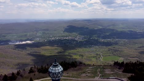 imágenes aéreas de la torre conmemorativa de guerra en la cumbre del monte