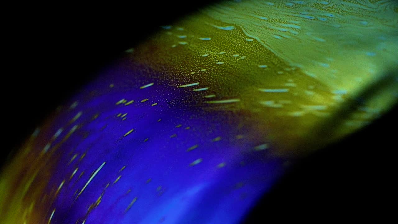 tomas estables de 4k de globos de jabón que muestran los colores del mundo macro a través de una perspectiva microscópica