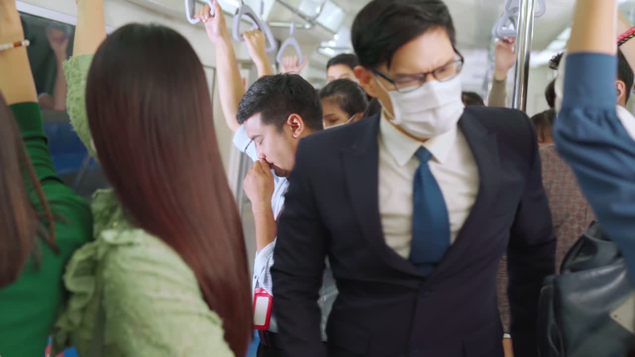 열차에서 병든 남자가 기침을 하고 다른 사람들이 바이러스 확산에 대해 걱정하게 만니다.