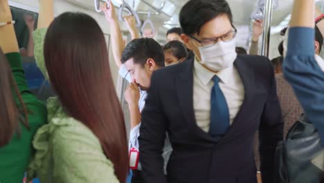 hombre enfermo en el tren tos y hacer que otras personas se sientan preocupadas por la propagación del virus