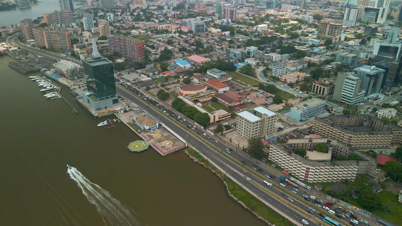 tráfico y paisaje urbano del puente falomo, la facultad de derecho de lagos y la torre del centro cívico en lagos, nigeria