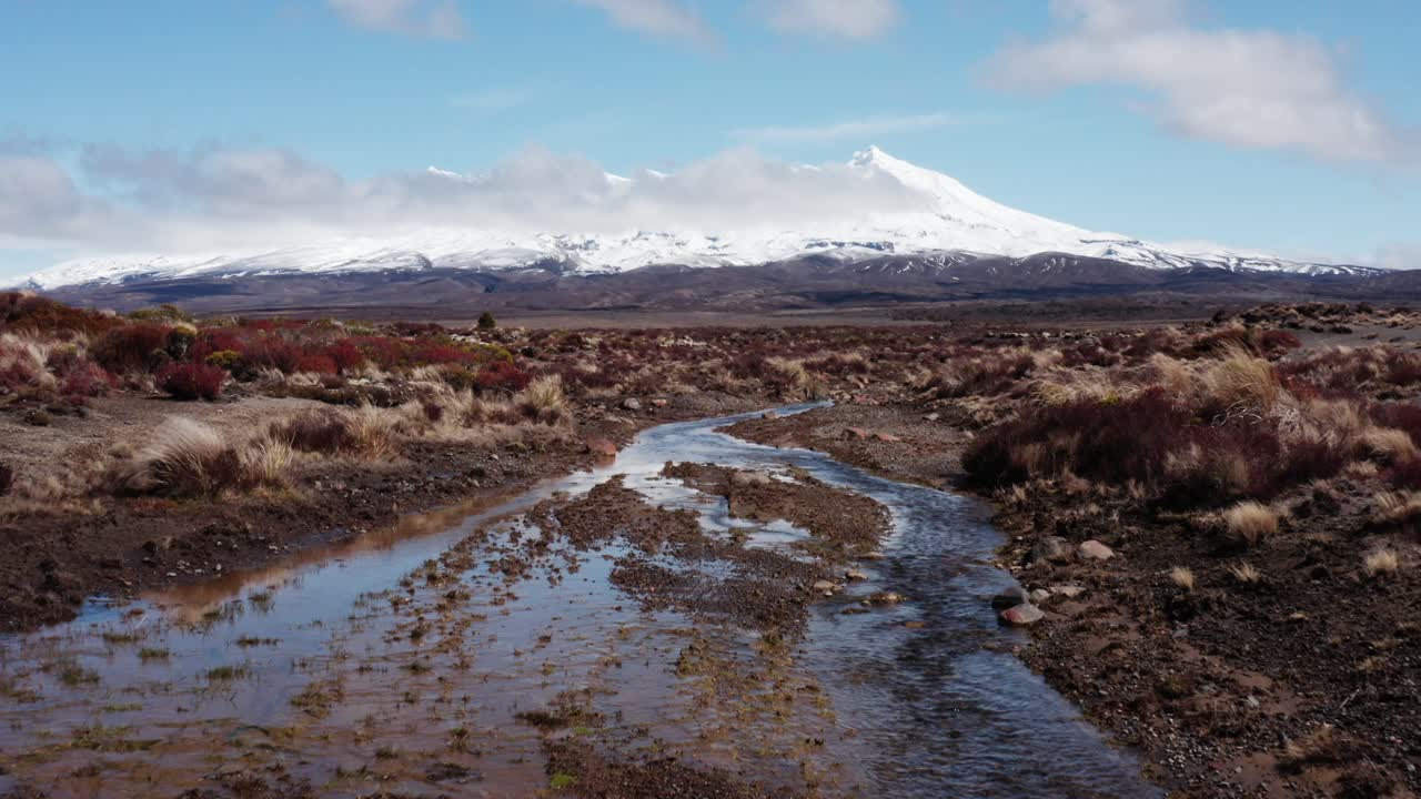 Vandløb i et goldt landskab med græsvækst, Mount Ruapehu.