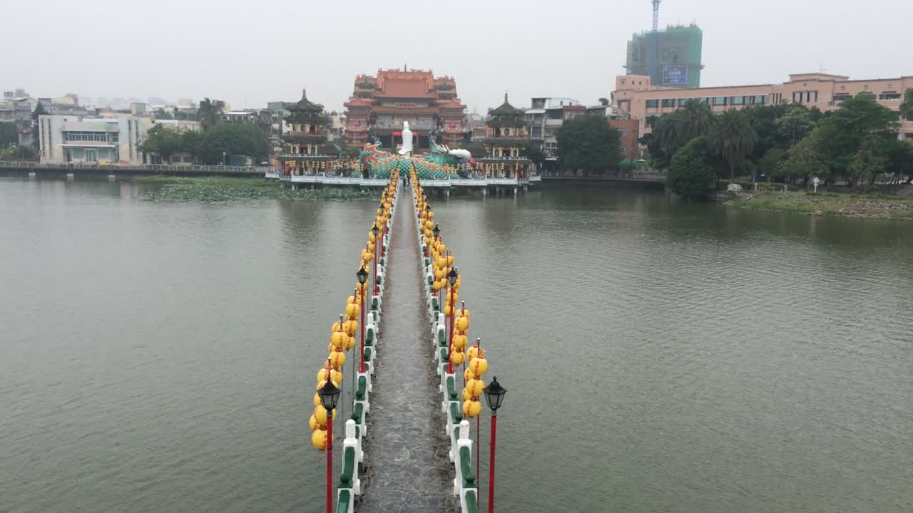 templo sobre puente en taiwán