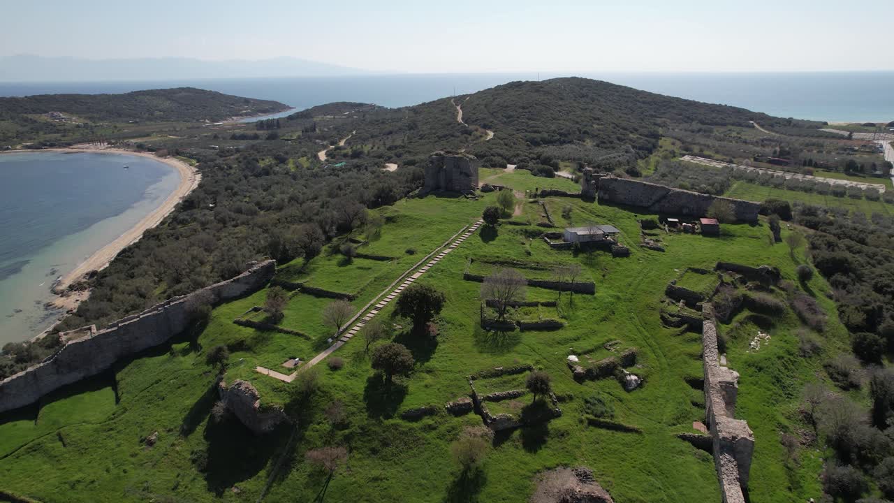 Castello di Nea Peramos Anaktoroupolis, panorama aereo del monumento bizantino nella regione di Kavala, Grecia.