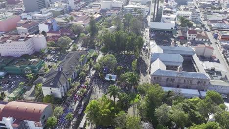 san jose, costa rica - 14 de junio de 2023: ondeadores de banderas y bailarines mostrando sus habilidades en las calles en el festival internacional de artes
