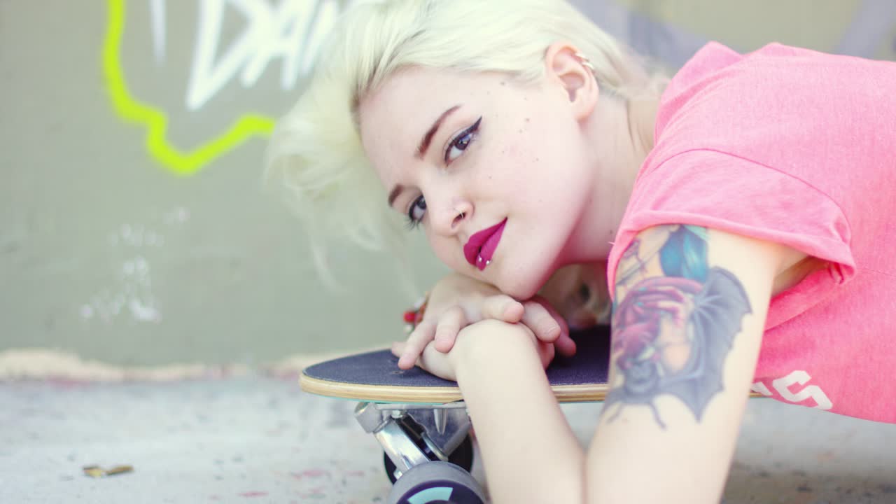 bastante, joven, mujer rubia, con, un, brazo, tatuaje