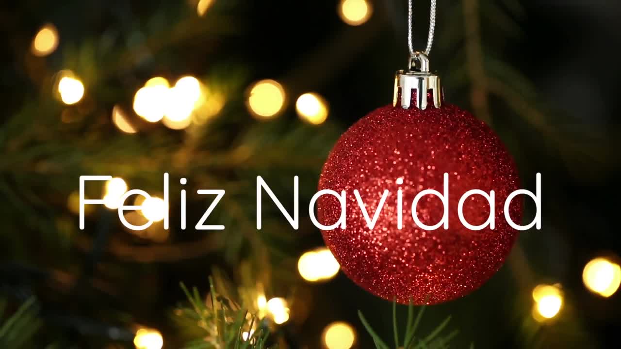 animación del texto feliz navidad sobre el árbol de navidad y la joya roja en el fondo